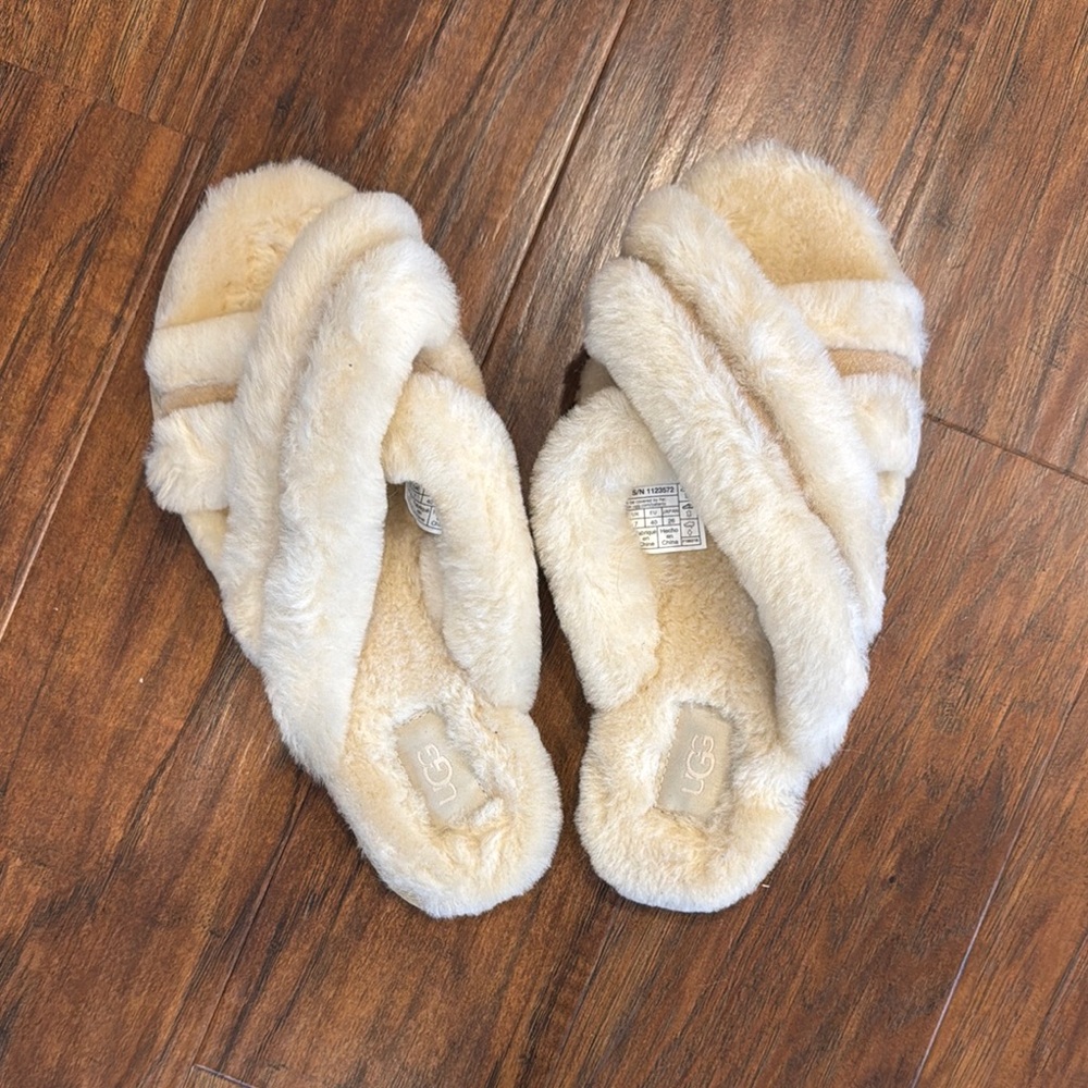 NWOT UGG Cream Fuzzy Slippers - 9